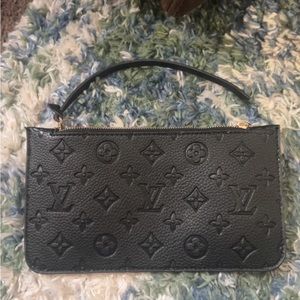 Brand new Louis Vuitton purse. Only wore out once received as a gift, pretty!